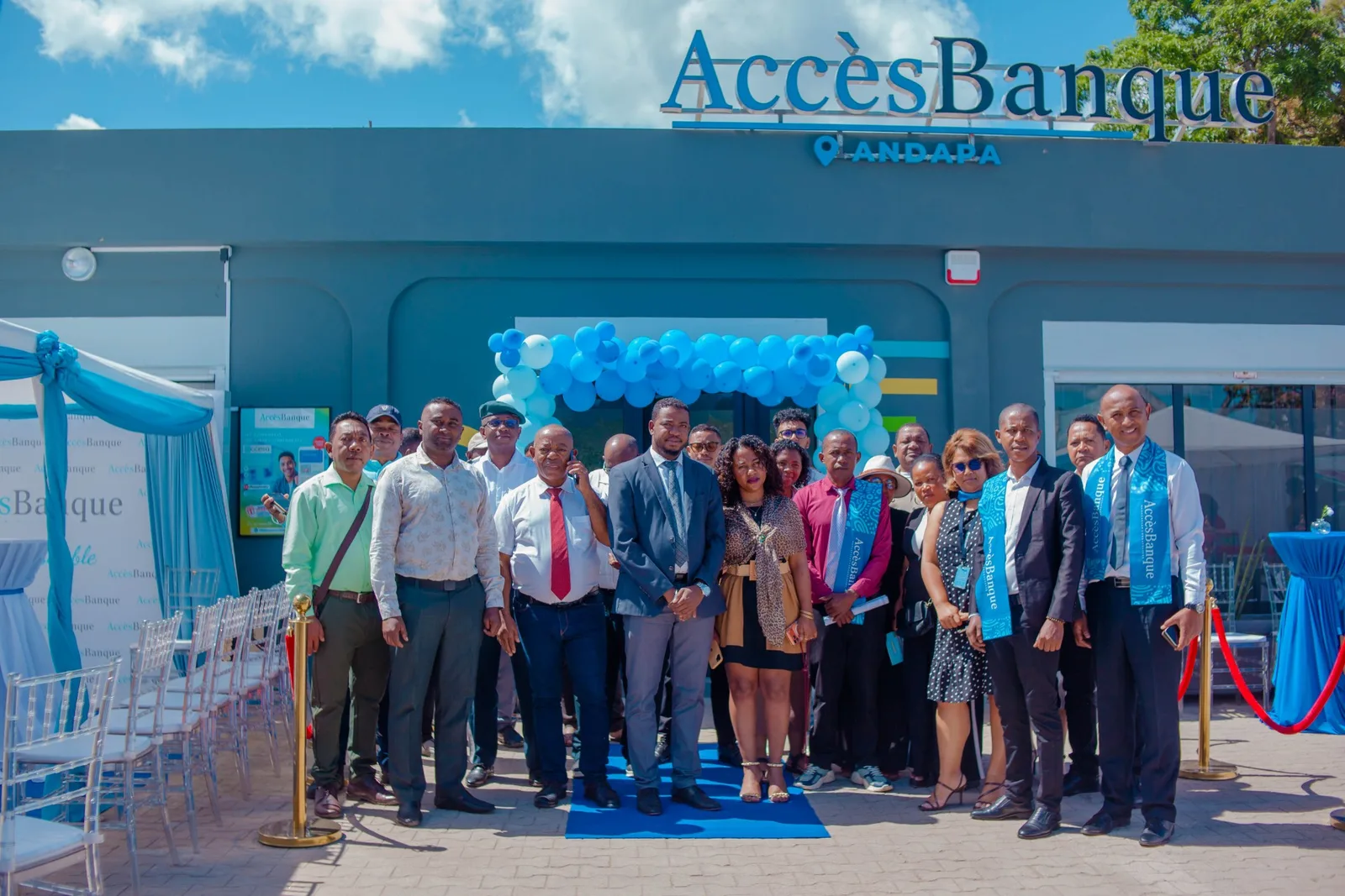 Photo de groupe devant l'agence AccèsBanque d'Andapa lors de l'inauguration